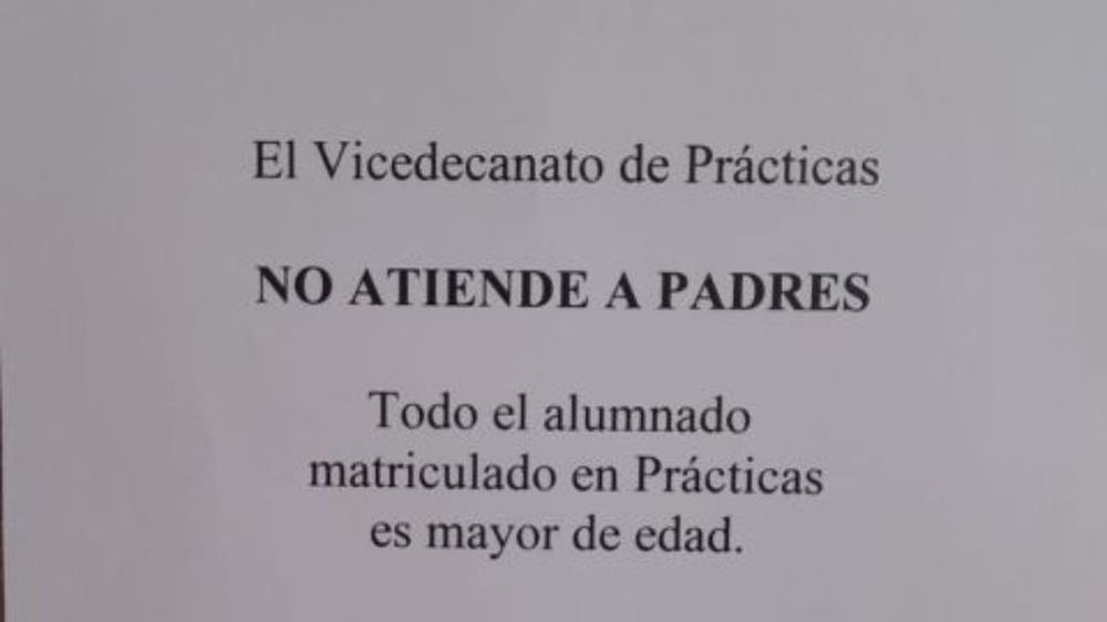 La universidad colocó un cartel que prohíbe a los padres realizar trámites de los estudiantes.