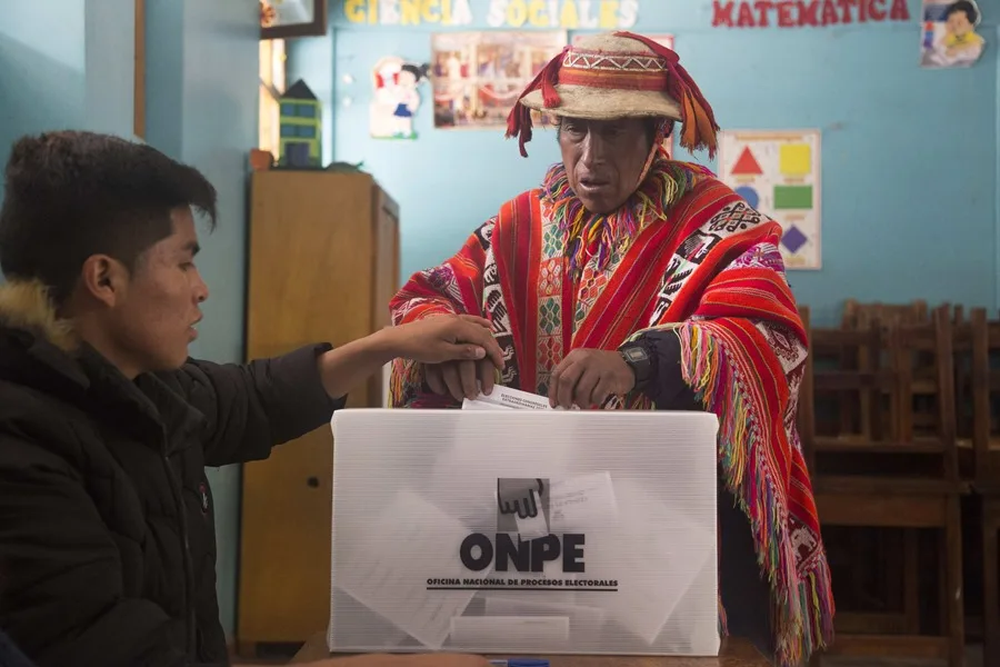 Fotografía de archivo de un campesino que vota en unas elecciones en Perú.&nbsp;