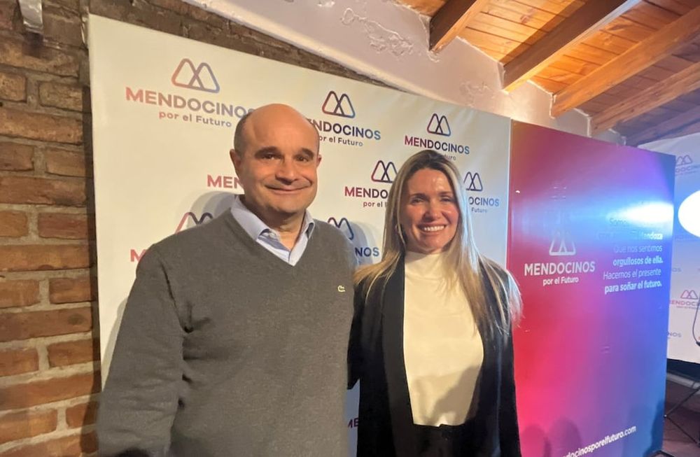 El titular de la Regional de AFIP, José Bustelo, y la presidenta de Fundación Mendocinos por el Futuro, Griselda Petri. Foto: Fundación Mendocinos por el Futuro