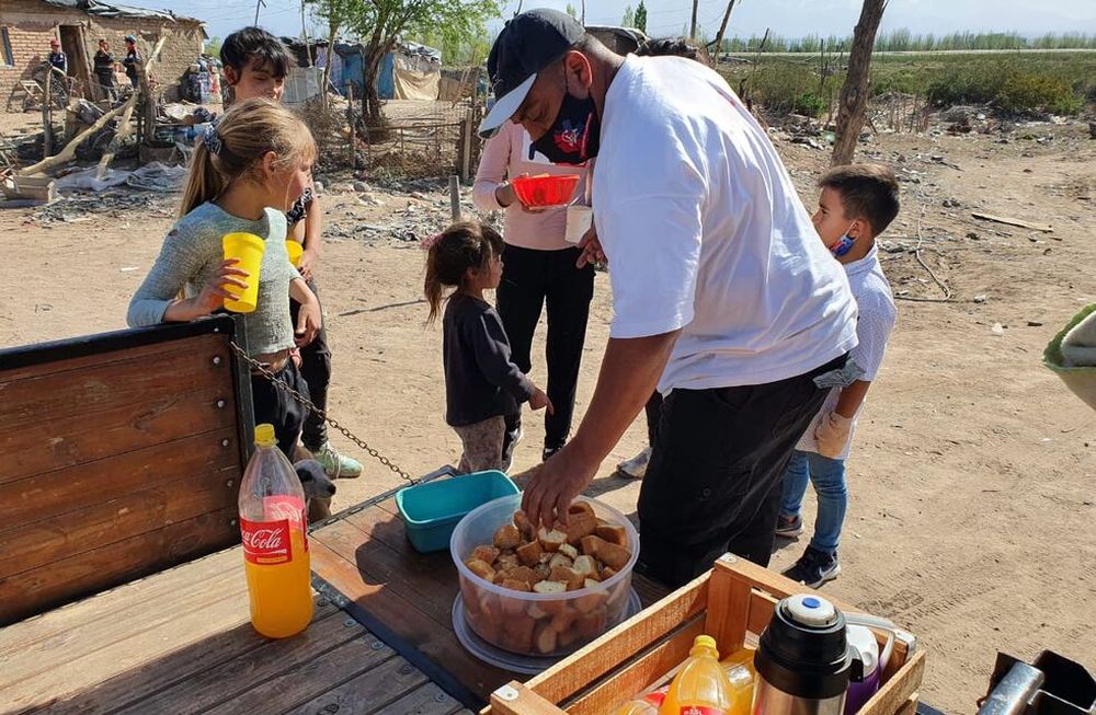 Carlos y su grupo se acerca a los más necesitados para colaborar con alimentos, ropa y materiales de construcción.