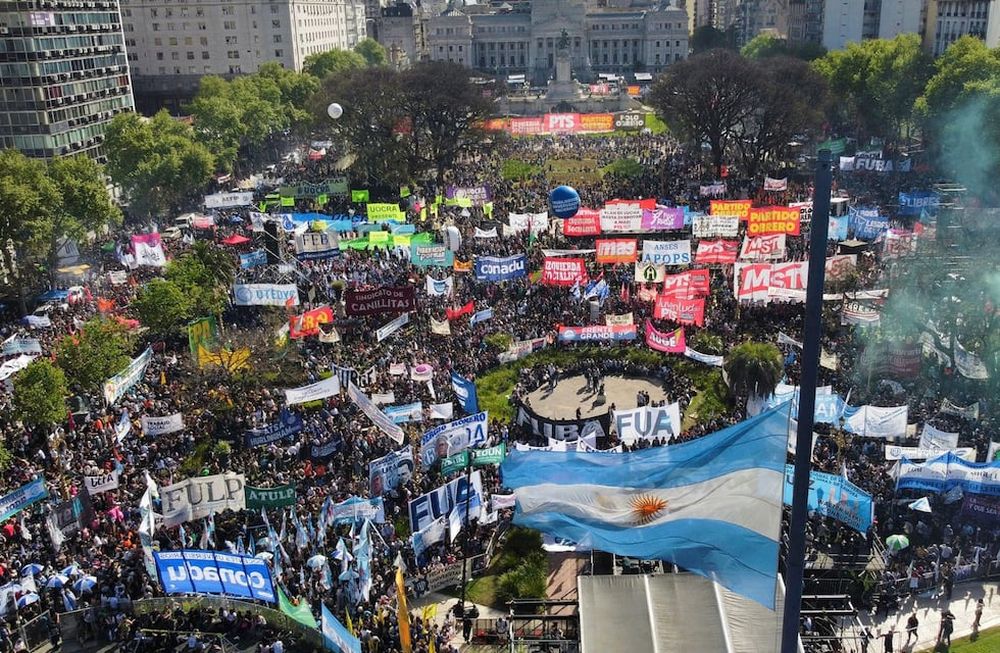 Vista aérea de las columnas de docentes, no docentes, autoridades y estudiantes llegaban esta tarde al Congreso como parte de la movilización en defensa de la universidad pública y del sistema científico, luego de que el presidente Javier Milei anunciara el veto total de la ley de actualización presupuesto universitario.FOTO: Claudio Fanchi/NA