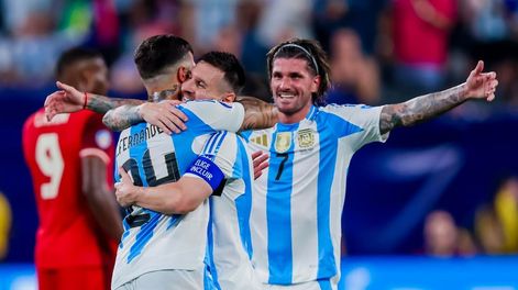 Los Andes | Enzo Fernández, Lionel Messi y Rodrigo De Paul, festejan el segundo de la Selección Argentina. /Foto: EFE / EPA / JUSTIN LANE.