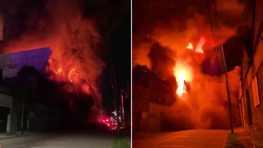 El galpón colapsó mientras los bomberos combatían el fuego.&nbsp;