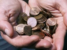 Son dos formas creativas de transformar monedas viejas en objetos útiles dentro de casa y de manera personal.