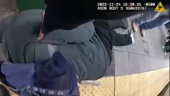 Los oficiales forman parte de una medida instaurada por la gobernadora de Nueva York para reforzar la seguridad del sistema. Foto: Captura video.