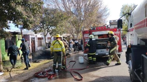 Los Andes | Gracias al rápido desempeño de los bomberos de la zona se evitó que el fuego se propagara hacia las viviendas que se encuentran próximas al lugar. Foto: Gentileza