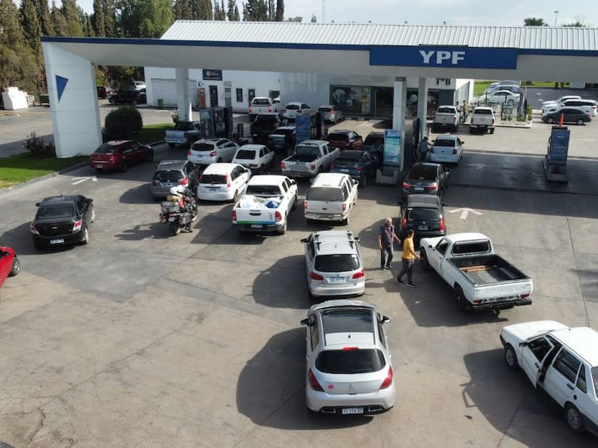 Largas filas en las estaciones de servicio de Mendoza para cargar combustible ante la escasez. Foto: José Gutiérrez / Los Andes