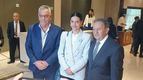 Flor Destéfanis llegó a la asamblea legislativa en compañía de sus colegas peronistas Celso Jaque (Malargüe) y Edgardo González (Lavalle).