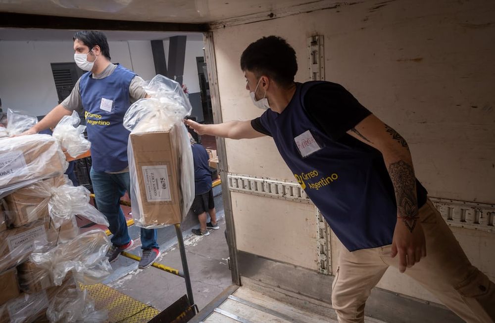 Correo Argentino comenzó el operativo de reparto de urnas a las a escuelas  de los distintos departamentos. Imagen de archivo. Foto: Ignacio Blanco / Los Andes