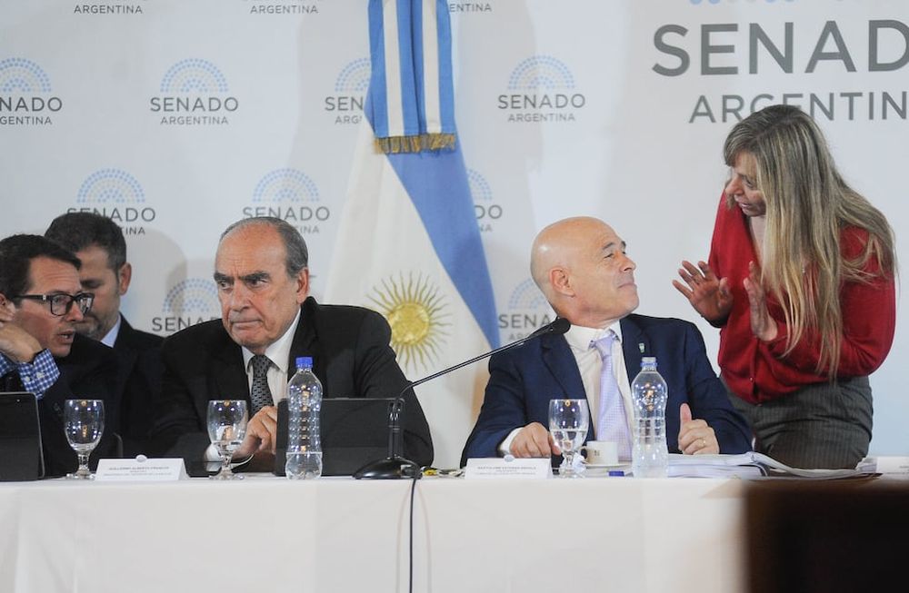 El ministro del Interior, Guillermo Francos, y los senadores Bartolomé Abdala (LLA) y Juliana Di Tullio (UP) durante el plenario del Senado (Foto: Federico López Claro)