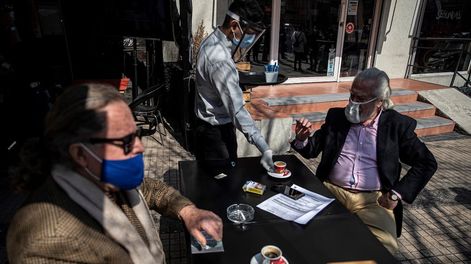 Los Andes | Restaurantes y bares pueden atender al aire libre en Santiago de Chile - AP