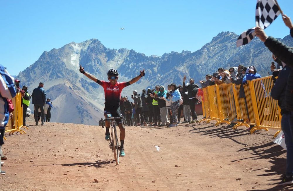 Una postal de la Vuelta Ciclista de Mendoza 2022 en plena montaña. / Los Andes