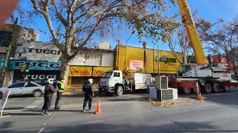 Los Andes | Se requirió de una grúa para instalar el nuevo equipamiento que compró La Tijera para su Casa Central de Av. San Martín 1744 de Ciudad. Para ello se tuvo que cortar un tramo de la céntrica arteria.