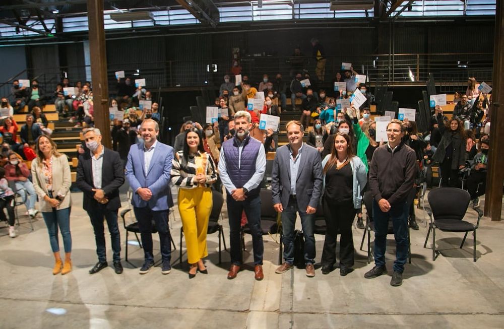 Se entregaron 10 casas y créditos a beneficiarios de las líneas Procrear II y Casa Propia en la Nave Cultural