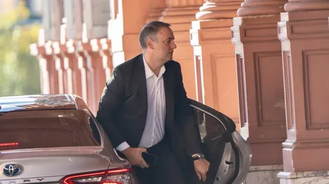 Más gastos bajo análisis: viajes y compras de la familia de Adorni en la mira.