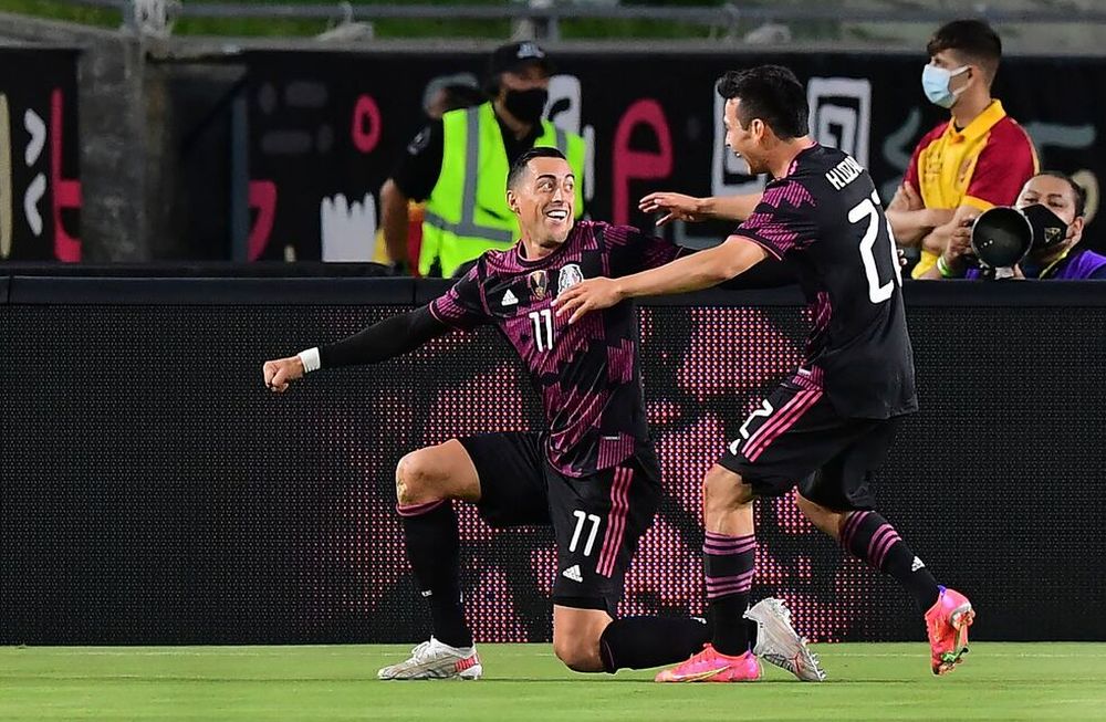 El mendocino Rogelio Funes Mori festeja su tanto con Lozano. / AFP