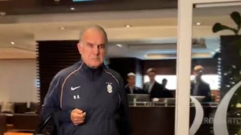 en completa soledad, marcelo bielsa arribo a uruguay tras la eliminacion del mundial 2026: me voy triste