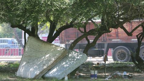 Un operativo de Seguridad sacó a 20 personas en situación de calle de una plaza de Ciudad