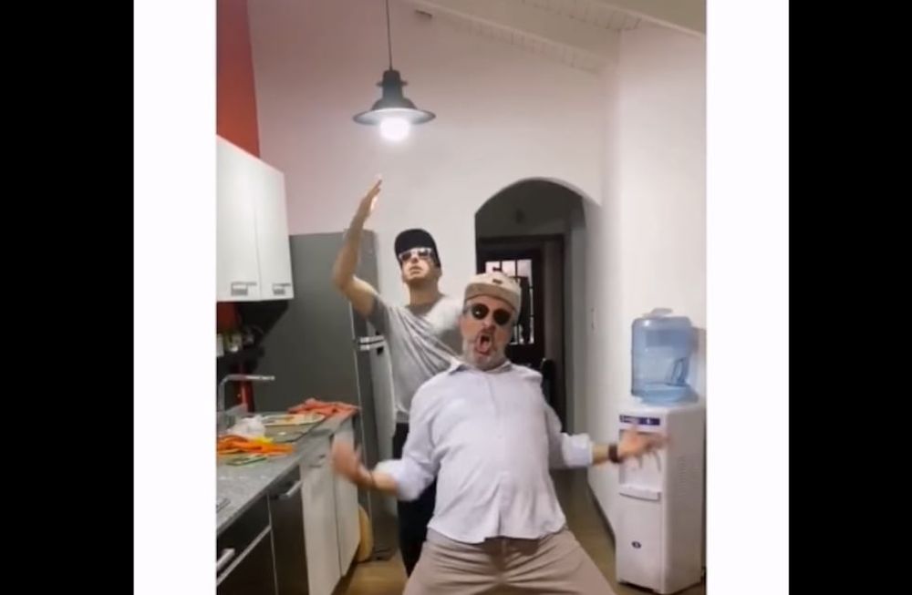 Un joven hace TikTok con su padre y es furor en las redes