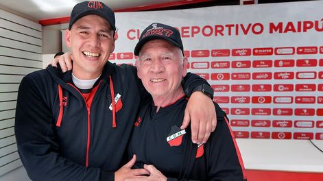 Los Andes | El entrenador del Cruzado, Luis García, no pudo ocultar su emoción y euforia tras el gol del empate de Herrera, en la última jugada del partido. Aquí junto a su padre. Foto: Orlando Pelichotti