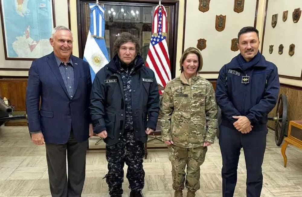 Cónclave en Ushuaia. Marc Stanley, embajador de Estados Unidos en Argentina; el presidente Javier Milei; la jefe del Comando Sur, Laura Richardson, y el ministro de Defensa, Luis Petri. (Gentileza)
