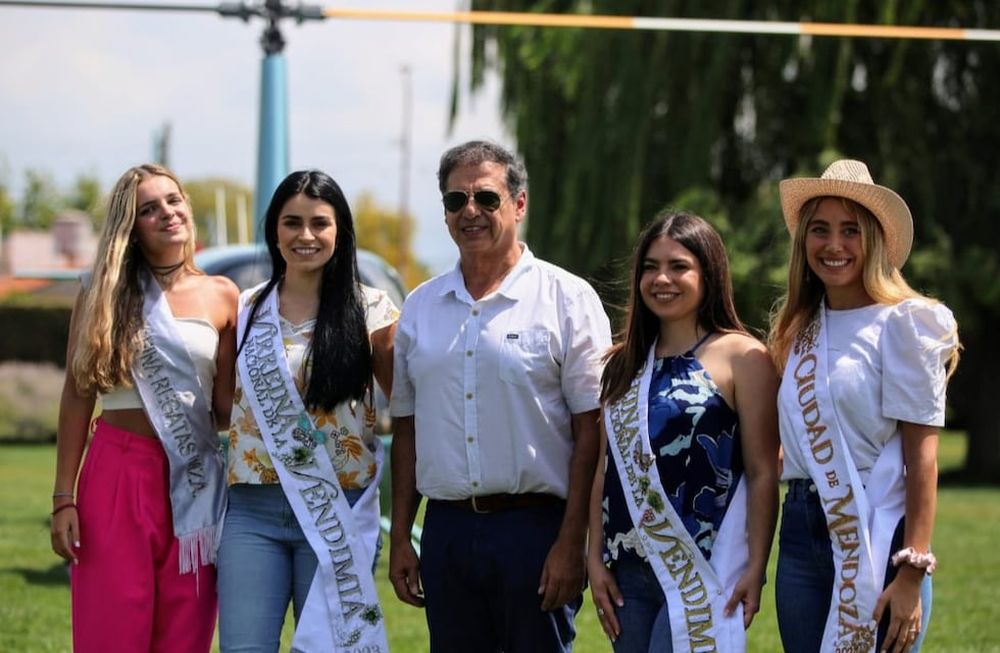 Vuelo de Reinas: el evento se llevó a cabo en el club Regatas y contó con la presencia de las Reinas de la Vendimia de mandato cumplido, las candidatas a disputar la corona nacional este sábado 2 de marzo y, por supuesto, la reina de Capital, Agostina Saua. Foto: Gentileza