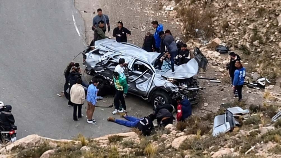 Una camioneta cayó por un barranco de 80 metros y murió una mujer en Jujuy.