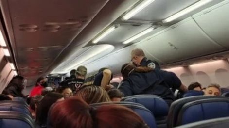 Antes de subir al avión se les pidió a todos los pasajeros que completaran una declaración jurada, pero nadie está obligado a mostrar pruebas. Gentileza