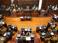 Radicales, peronistas y dirigentes de otros espacios aparecen en los registros de personal de ambas cámaras. Algunos terminaron sus mandatos este año.