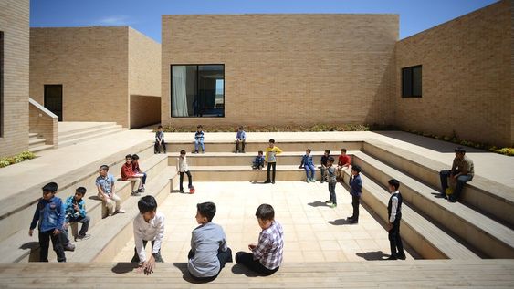 Complejo educacional de la Fundación Noor e Mobin / FEA Studio. © Ali Daghigh.