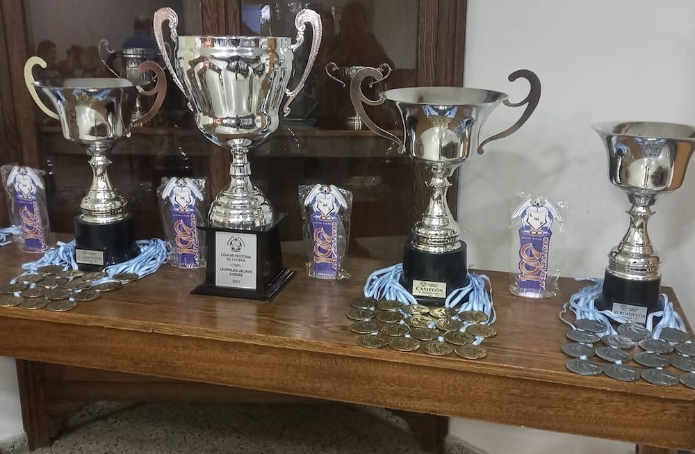 La Federación escribió: “Copa Leopoldo Jacinto Luquez”. El apellido del histórico futbolista es sin la letra Z al final. / Foto: Gentileza