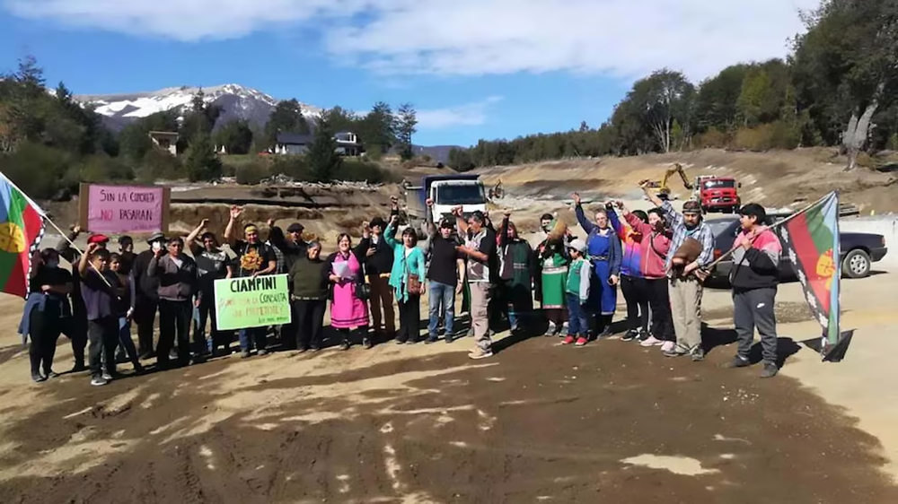 En 2024, la comunidad mapuche logró frenar la construcción de una ruta y mantiene disputas con el municipio local.  