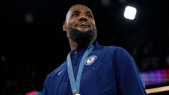 Paris (France), 10/08/2024.- LeBron James of the US looks on following the Mens medal ceremony of the Basketball competitions in the Paris 2024 Olympic Games, at the South Paris Arena in Paris, France, 10 August 2024. (Baloncesto, Francia) EFE/EPA/CAROLINE BREHMAN