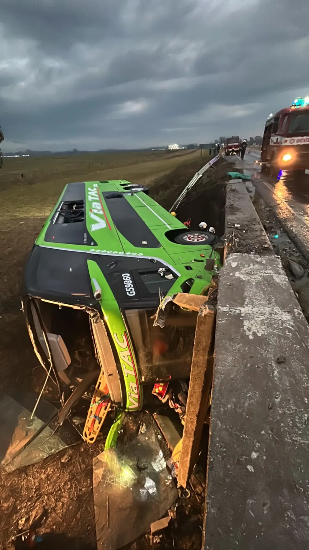 El micro volcó y cayó varios metros abajo de un puente. 