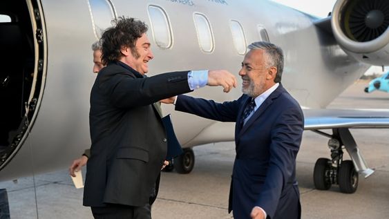El Gobernador de Mendoza, Alfredo Cornejo, acompañado por la vicegobernadora Hebe Casado, recibió al Presidente de la Nación, Javier Milei, en la IV Brigada Aérea. Foto: Gobierno de Mendoza