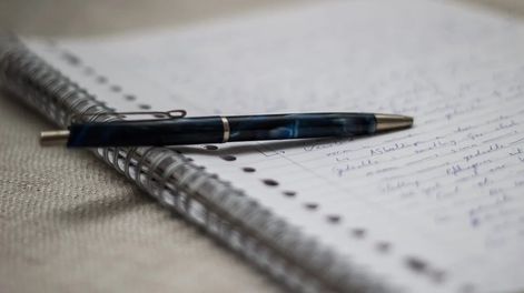 ¿Qué es escribir? Es tomar el cuerpo de una idea y hacerle, con palabras, un vestido que la cubra con exactitud.