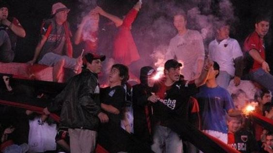 De nunca acabar: el plantel de Colón apretado por 40 barrabravas