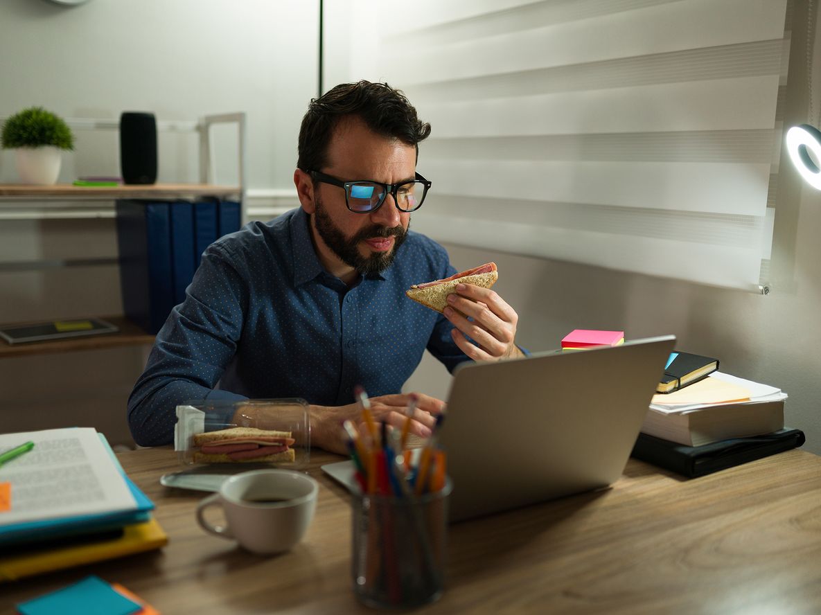 Casi la mitad de los trabajadores (41,5%) almuerza en su escritorio o puesto de trabajo.