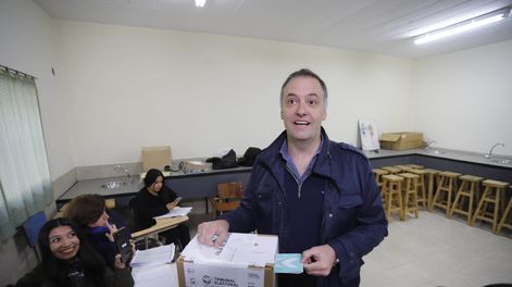 Manuel Adorni se votó a sí mismo y le quitó el escándalo al video con IA.
