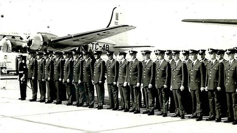 Alistados. La delegación de cadetes que viajaba en el TC 48, en la pista de la IV Brigada Aérea; atrás el avión siniestrado.  Fuente: Fundación TC 48