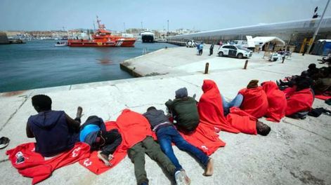 Italia rechaza a los inmigrantes y provoca una crisis en Europa