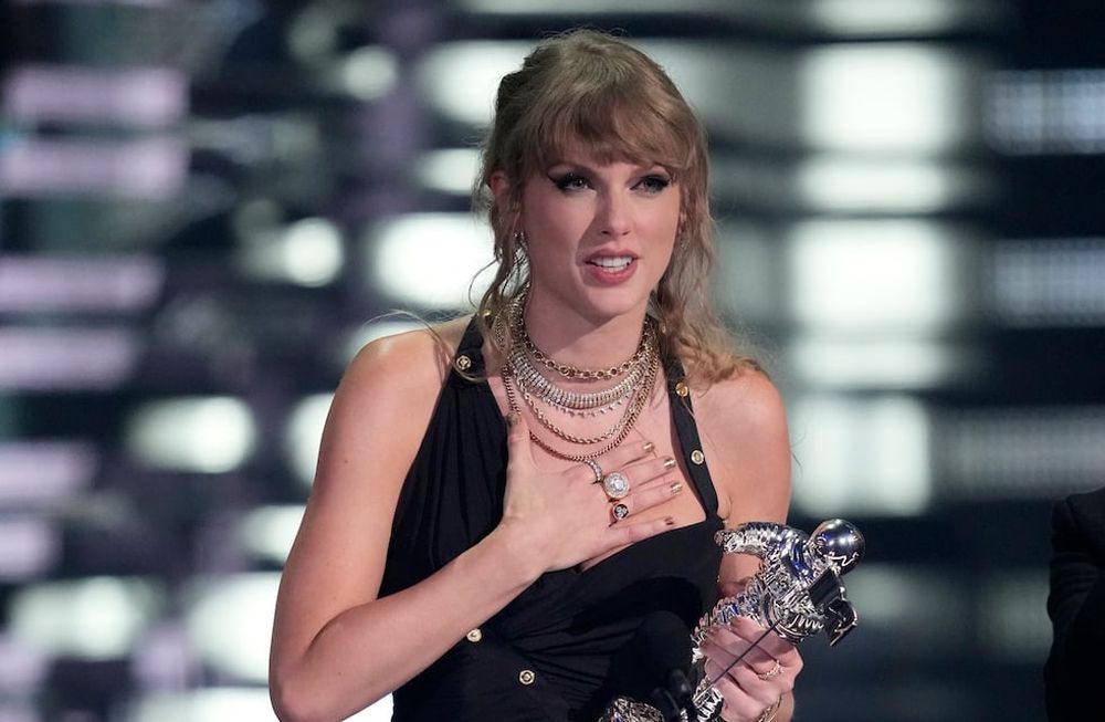 Taylor Swift recibe el premio al video del año por Anti-Hero en los Premios MTV a los Videos Musicales el martes 12 de septiembre de 2023 en el Prudential Center en Newark, Nueva Jersey. (Foto Charles Sykes/Invision/AP)