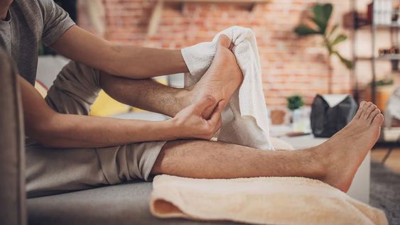 lavarse los pies con agua, azucar y romero: para que sirve y por que los expertos recomiendan hacerlo
