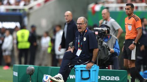 Mundial2026. El seleccionador de Uruguay, Marcelo Bielsa, da indicaciones este viernes, en un partido del grupo H del Mundial de la FIFA 2026 entre Uruguay y España en el estadio Akron en Guadalajara (México). &nbsp;