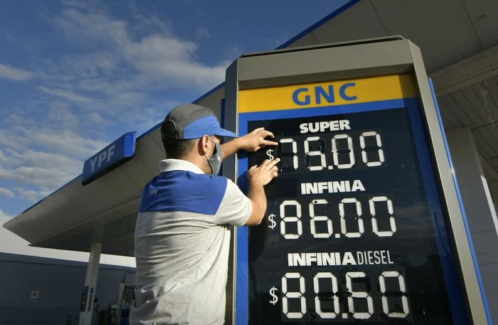 Otra vez YPF aumentó el precio de sus combustibles - Orlando Pelichotti / Los Andes