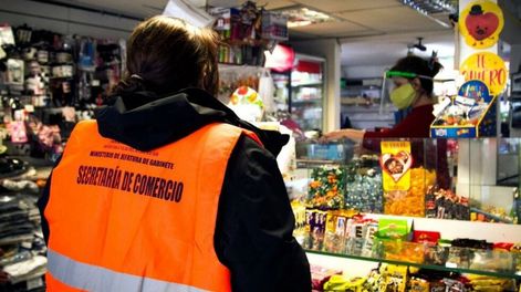 Ya se han notificado a los grandes comercios y supermercados que son los que tienen más injerencia en la formación de precios. La medida es de cumplimiento obligatorio.