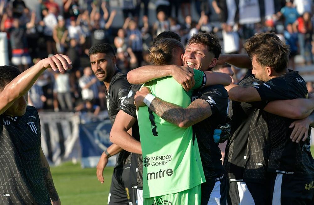 El abrazo del Topo Meritello y el arquero Tomy Giménez, tras la finalización del partido, en el que Gimnasia y Esgrima le ganó a Estudiantes de Caseros 1 a 0, por la 36° fecha del torneo de Primera Nacional.Foto: Orlando Pelichotti