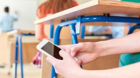 Un informe de la UNESCO recomienda prohibir el uso de celulares en las escuelas. Foto: Web.