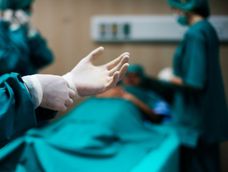 En Alicante un cirujano es acusado de provocar la muerte de su padre tras amputarle varios dedos en casa.