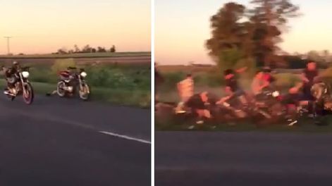 Brutal accidente en picada de motos: chocaron contra un grupo de personas y dejó cuatro jóvenes heridos
